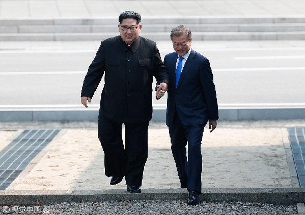 歷史時刻！金正恩跨過“三八線”與文在寅握手，還帶上了冷面！
