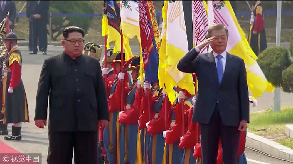 歷史時刻！金正恩跨過“三八線”與文在寅握手，還帶上了冷面！
