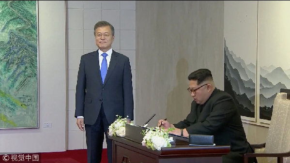 歷史時刻！金正恩跨過“三八線”與文在寅握手，還帶上了冷面！