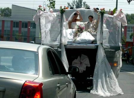 Wedding in a truck 卡車?yán)锏幕槎Y
