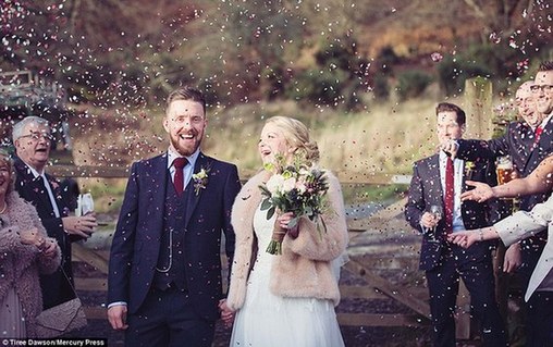 英國新人冒雨結(jié)婚 賓客蹚水赴宴