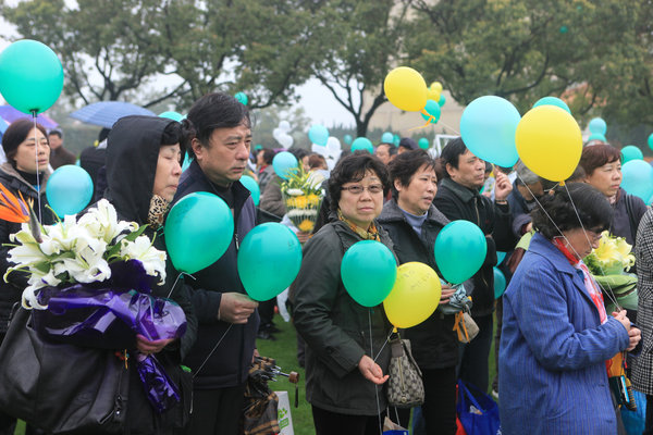 Parents who lost a child hold a ceremony to pray for their only child in Shanghai, March 24, as Tomb Sweeping Day draws near Solemn prayers for lost children