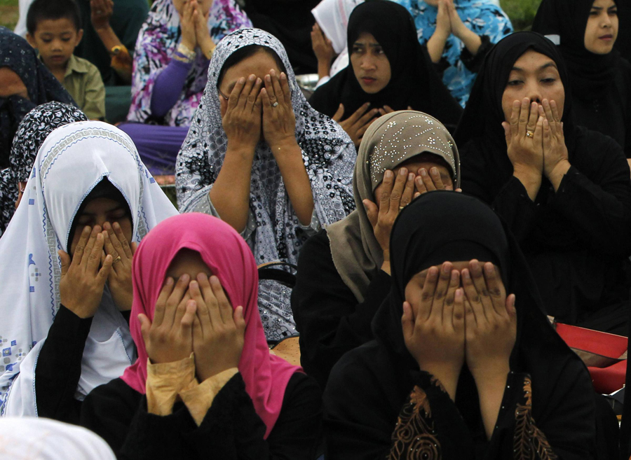 Muslim women attend a prayer session to celebrate Eid al-Fitr at Luneta park, metro Manila August 8, 2013. Thousands of Filipino Muslims celebrated the Eid al-Fitir festival with morning prayers in the park to mark the end of the Muslim holy fasting month of Ramadan. Muslims celebrate the end of Ramadan