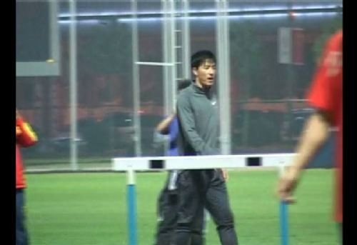 全運(yùn)會花絮：劉翔熱身時(shí)遭陌生男子“熊抱”